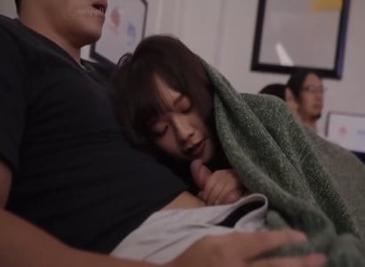 Ngồi xem phim được em họ lén lút thổi kèn